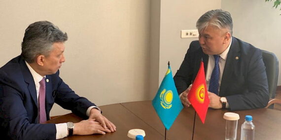 Kırgızistan ve Kazakistan sınırda rölantide çalışan kamyon konusunu görüştü