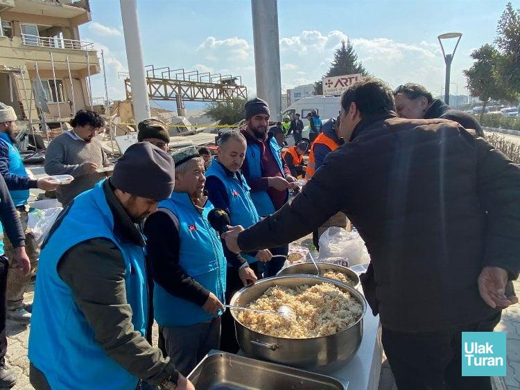 Uygur Türkleri kardeşlerine yardım etmek için can atıyor