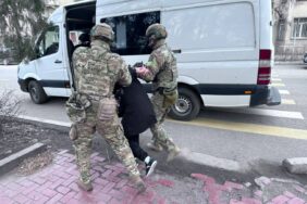 Kırgızistan ve Kazakistan sınırda rölantide çalışan kamyon konusunu görüştü thumbnail