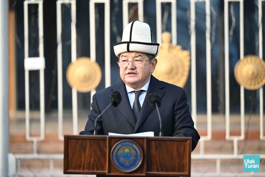 Kırgızistan Bakanlar Kurulu Başkanı, İçişleri Bakanlığı Üyeleriyle Birlikte Ekipman Devrini Yönetti