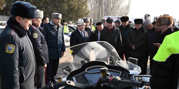 Kırgızistan Bakanlar Kurulu Başkanı, İçişleri Bakanlığı Üyeleriyle Birlikte Ekipman Devrini Yönetti